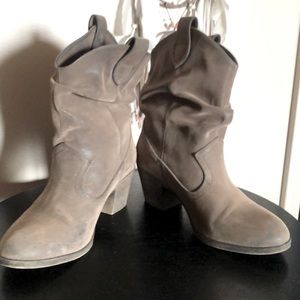 Heeled suede boots